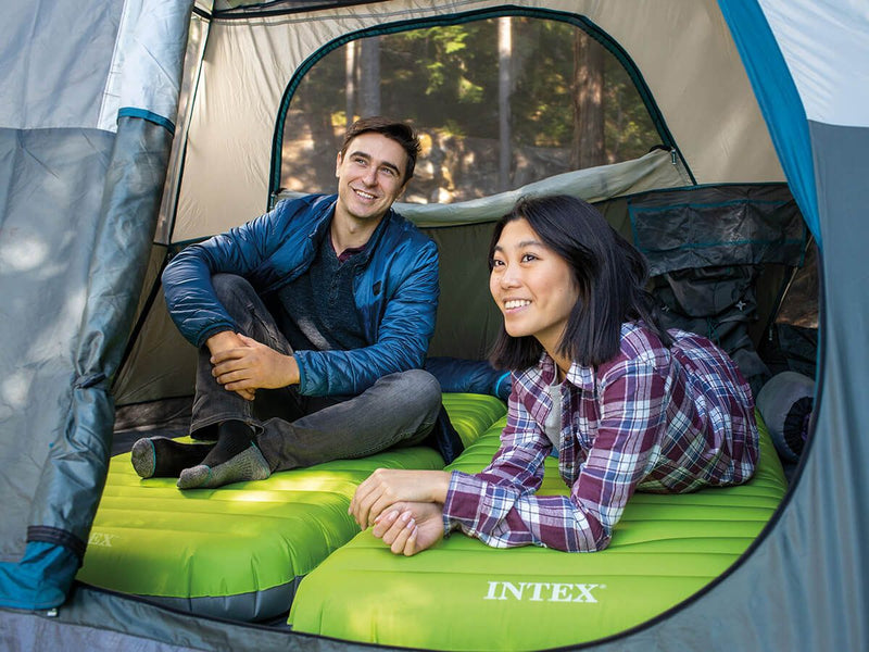 Laad afbeelding in galerijtoner, Een man en een vrouw liggen beide op een eigen Een vrouw ligt op een Lichtgroen Intex TruAire Dura-Beam Kampeerluchtbed in een opgezette tent