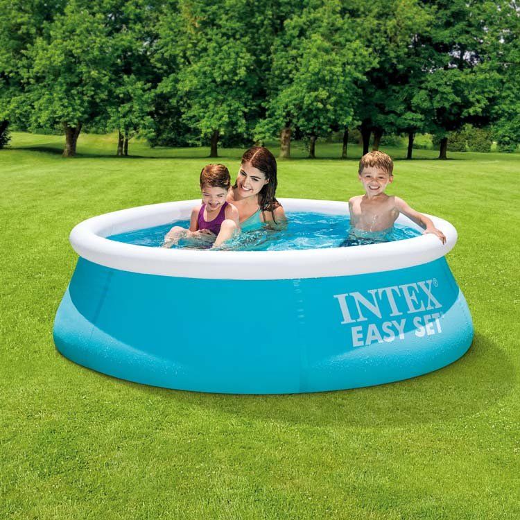 Laad afbeelding in galerijtoner, Een moeder, een dochter en een zoontje zwemmen in een blauw rond Intex Easy Set opblaasbaar zwembad. Het zwembad staat op het gras in de achtertuin