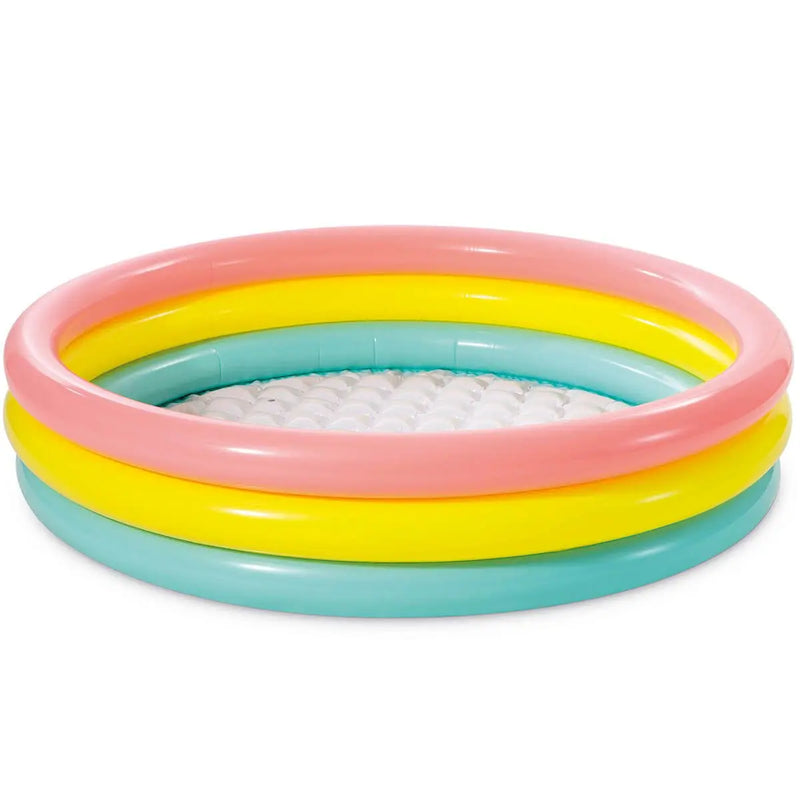 Laad afbeelding in galerijtoner, Een kleurrijk opblaasbaar kinderzwembad van Intex met roze, geel en groene ringen