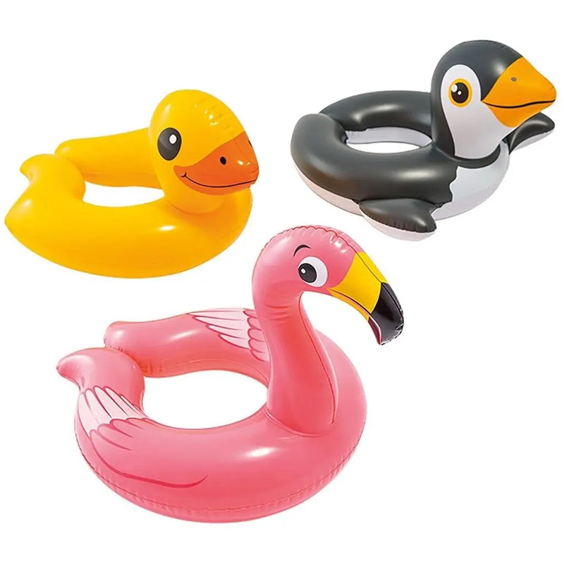 Laad afbeelding in galerijtoner, Drie opblaasbare Intex zwembanden in de vorm van dieren. Een zwemband in de vorm van een eend, eentje in de vorm van een pinguïn en eentje in de vorm van een flamingo
