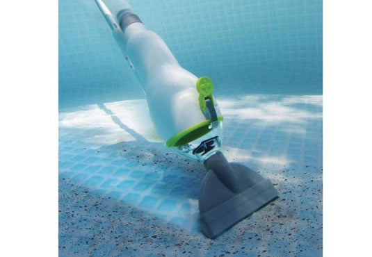Groene Interline Vacuclean Zwembadstofzuiger in gebruik in een zwembad