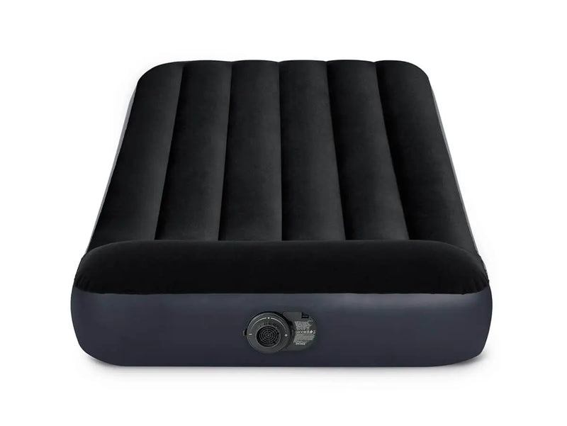 Laad afbeelding in galerijtoner, Het Intex Pillow Rest Classic Eenpersoons Luchtbed van Intex biedt comfort en gemak. Dit zwarte, opblaasbare luchtbed met ingebouwde elektrische pomp is vanaf de voetkant te zien tegen een witte achtergrond.
