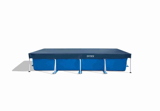 Blauw afdekzeil op een zwembad.
