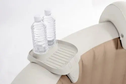 Laad afbeelding in galerijtoner, Witte bekerhouder voor jacuzzi's op een jacuzzirand met twee flesjes in de bekerhouders.
