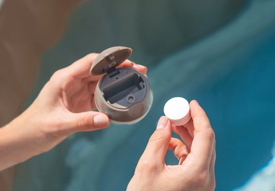 Een chloortablet wordt in de chloordrijver gestopt.
