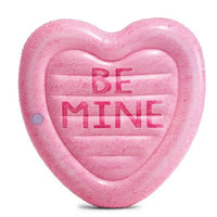 Een roze opblaasbaar luchtbed van Intex in de vorm van een hartje met de tekst 'BE MINE' 