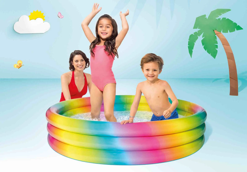 Laad afbeelding in galerijtoner, Twee kinderen in een opblaasbaar kinderzwembad met regenboog kleuren.
