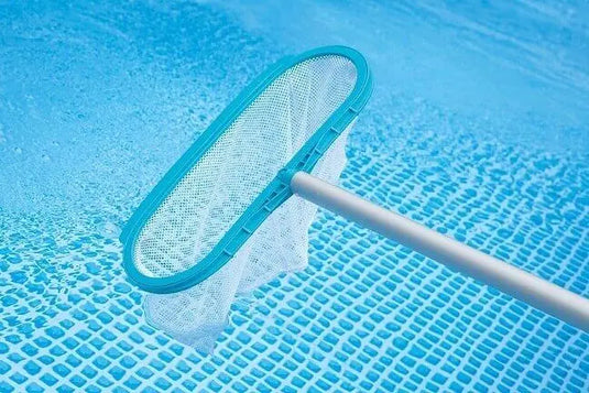 Blauw intex schepnet aan een steel boven een zwembad