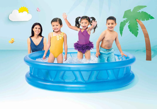 Drie kinderen in een blauw opblaasbaar zwembad.