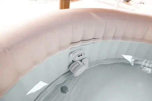 Laad afbeelding in galerijtoner, Close-up van een opblaasbare hottub met water, met de Intex Spa Multi-Color verlichting op batterij van Intex, zichtbaar filter en een schoon interieur, versterkt door kleurrijke verlichting voor een ontspannende sfeer.
