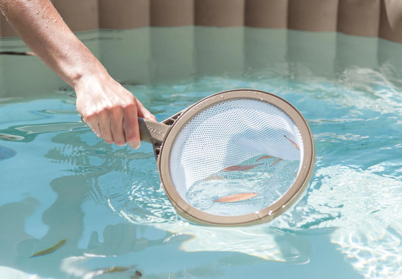 Laad afbeelding in galerijtoner, Schepnet wordt gebruikt in een jacuzzi.
