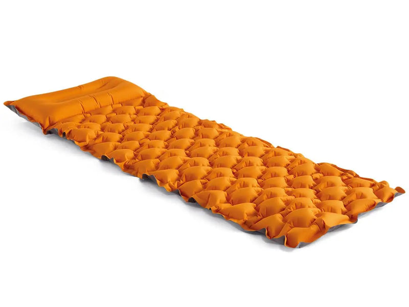 Laad afbeelding in galerijtoner, Het Intex TruAire Kampeerluchtbed van Intex is een oranje opblaasbare slaapmat met ingebouwd kussen, ideaal voor avontuurlijke reizigers die comfort zoeken tijdens het kamperen of outdooravonturen.
