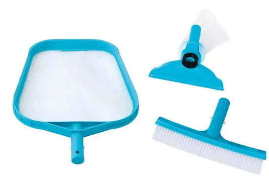 Blauw schepnet, blauwe borstel en een blauwe stofzuigerkop 