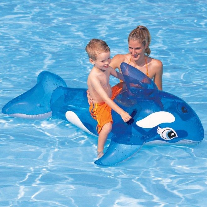Laad afbeelding in galerijtoner, Jongetje zit op blauwe Intex opblaasbare walvis luchtbed in het water
