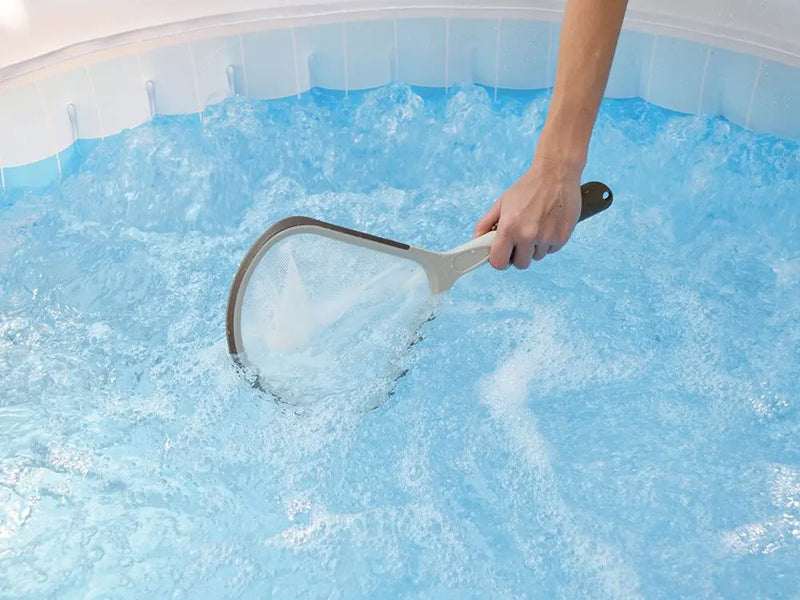 Laad afbeelding in galerijtoner, Schepnet van Kokido die wordt gebruikt in een jacuzzi.

