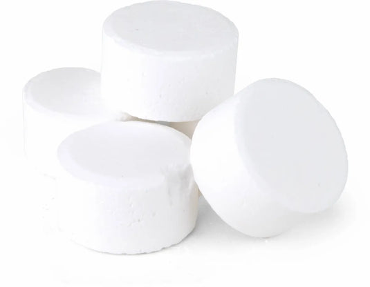 Stapeltje witte chloortabletten