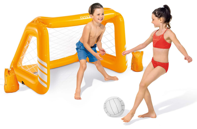 Laad afbeelding in galerijtoner, Twee kinderen spelen met een witte opblaasbare bal en een oranje opblaasbare voetbalgoal
