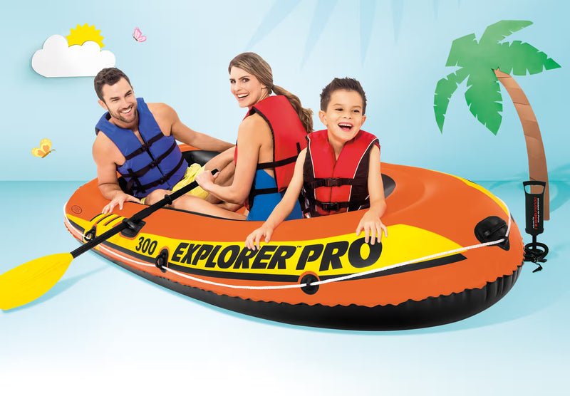 Laad afbeelding in galerijtoner, Twee volwassenen en een kind zitten in een oranje opblaasbare Intex Explorer Pro 300 boot met twee zwarte peddels en een zwarte handpomp
