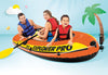 Twee volwassenen en een kind zitten in een oranje opblaasbare Intex Explorer Pro 300 boot met twee zwarte peddels en een zwarte handpomp