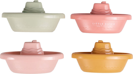 Vier badbootjes van Little Dutch. De bootjes hebben de kleuren roze, lichtroze, groen en okergeel