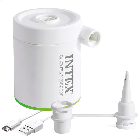 Witte elektrische opblaaspomp met twee opzetstukken en USB-kabels.